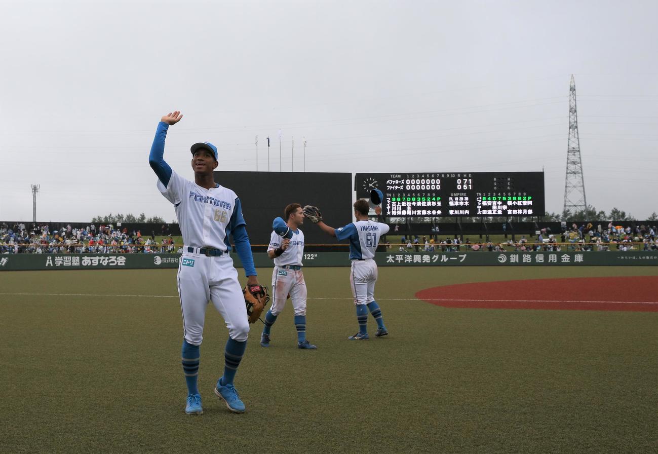 日本ハム対オリックス　悪天候により7回コールドゲームになりスタンドに手を振って引き揚げる日本ハムナイン（撮影・黒川智章）