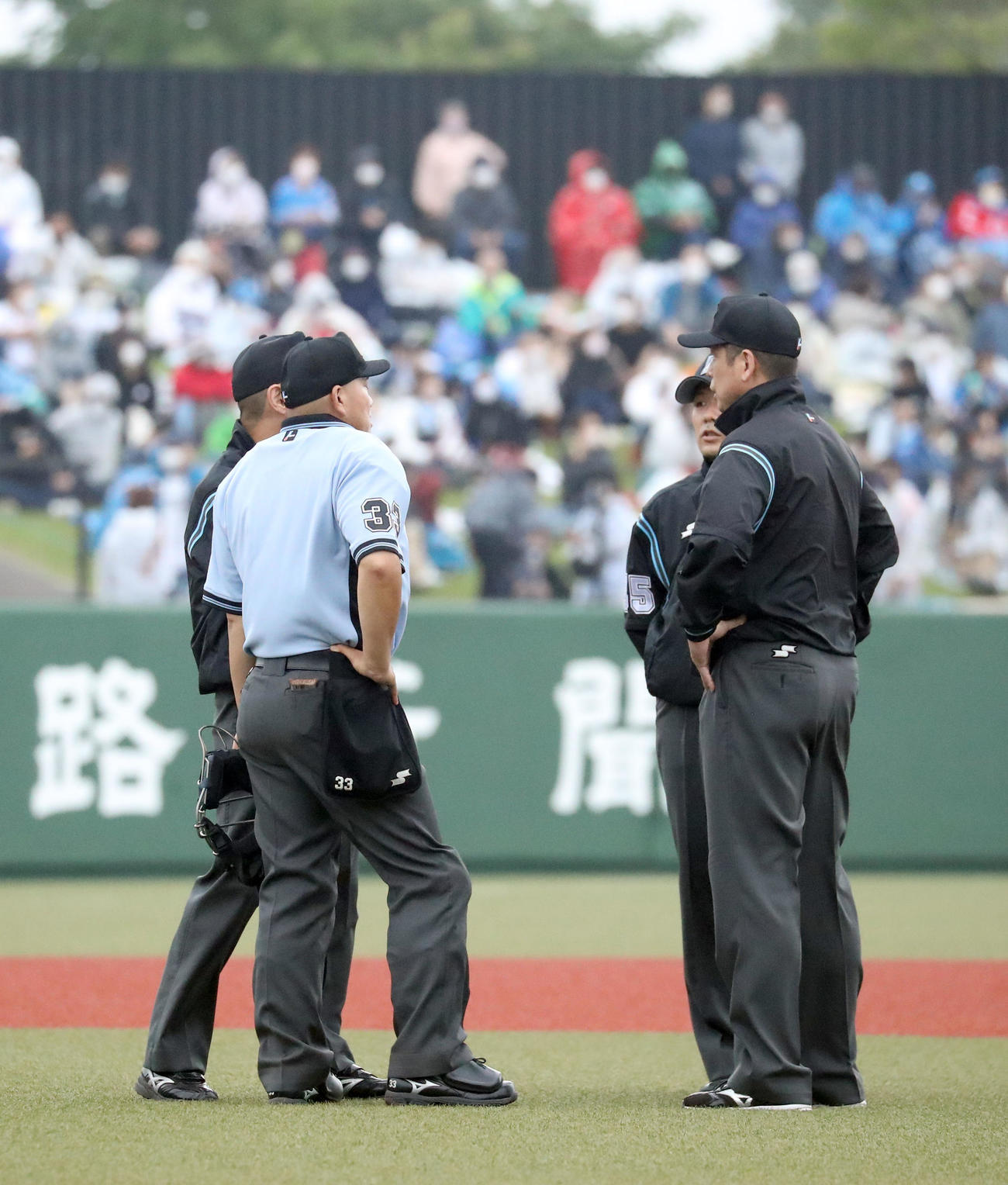 日本ハム対オリックス　話し合う審判団（撮影・佐藤翔太）