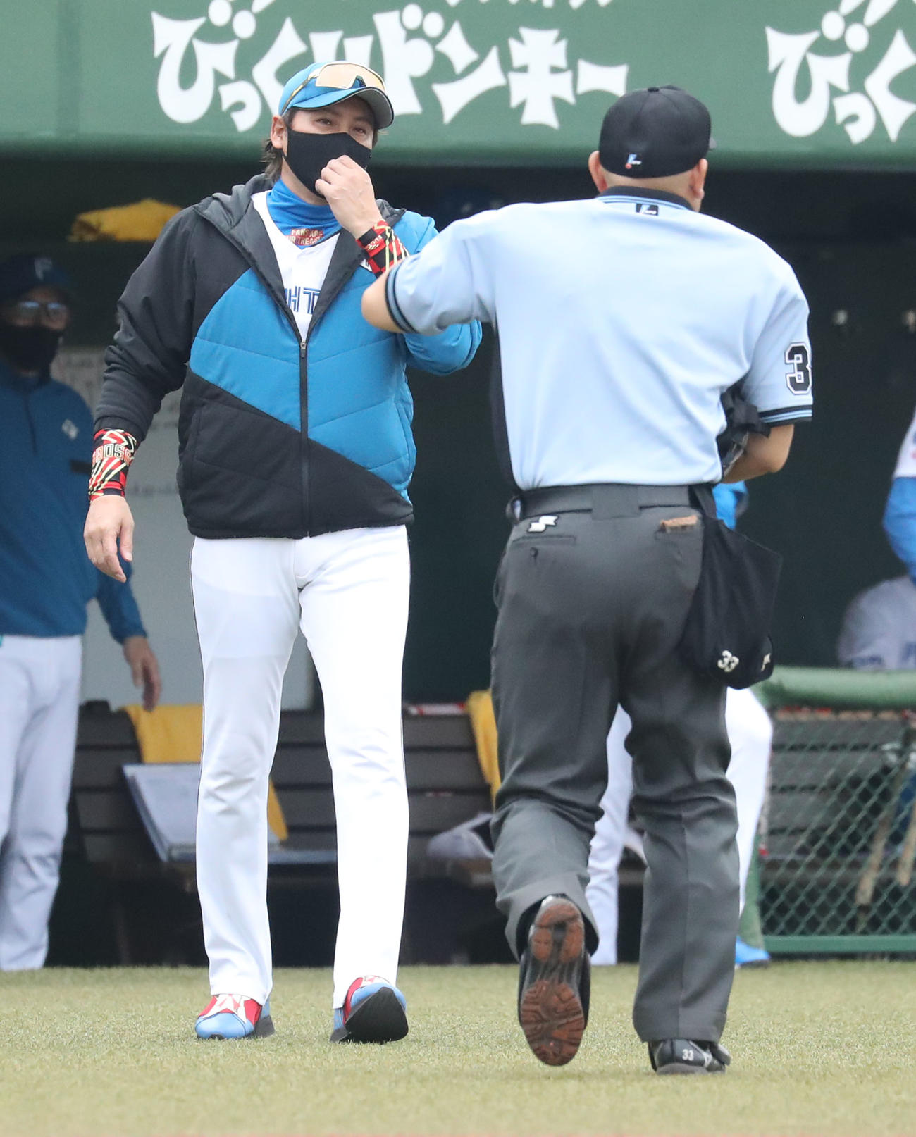 日本ハム対オリックス　選手交代を告げる新庄監督（撮影・佐藤翔太）