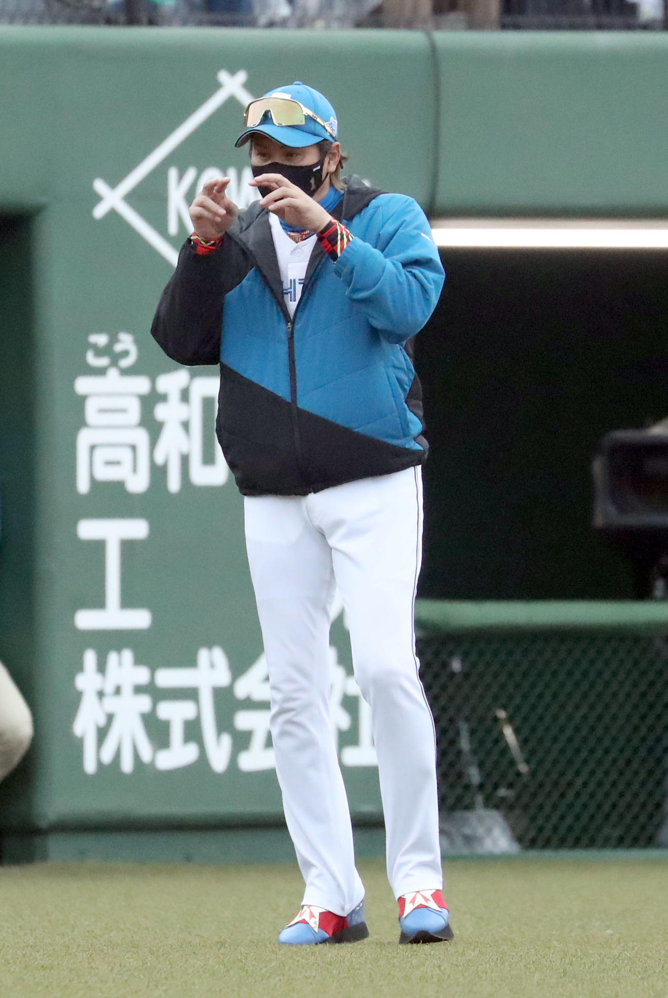 日本ハム対オリックス　ジェスチャーをする新庄監督（撮影・佐藤翔太）