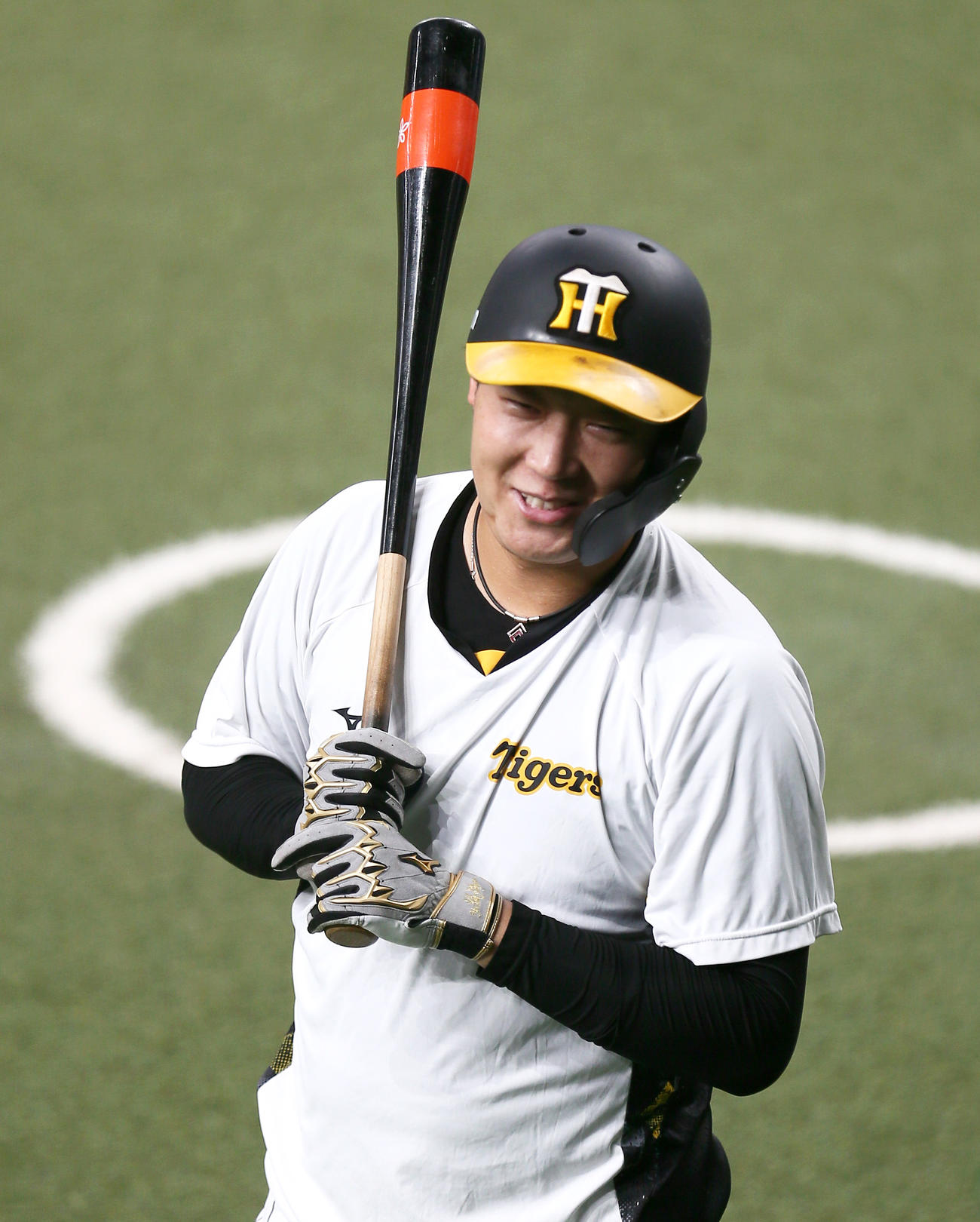 阪神対DeNA　試合前の練習で、笑顔を見せる阪神大山（撮影・上山淳一）
