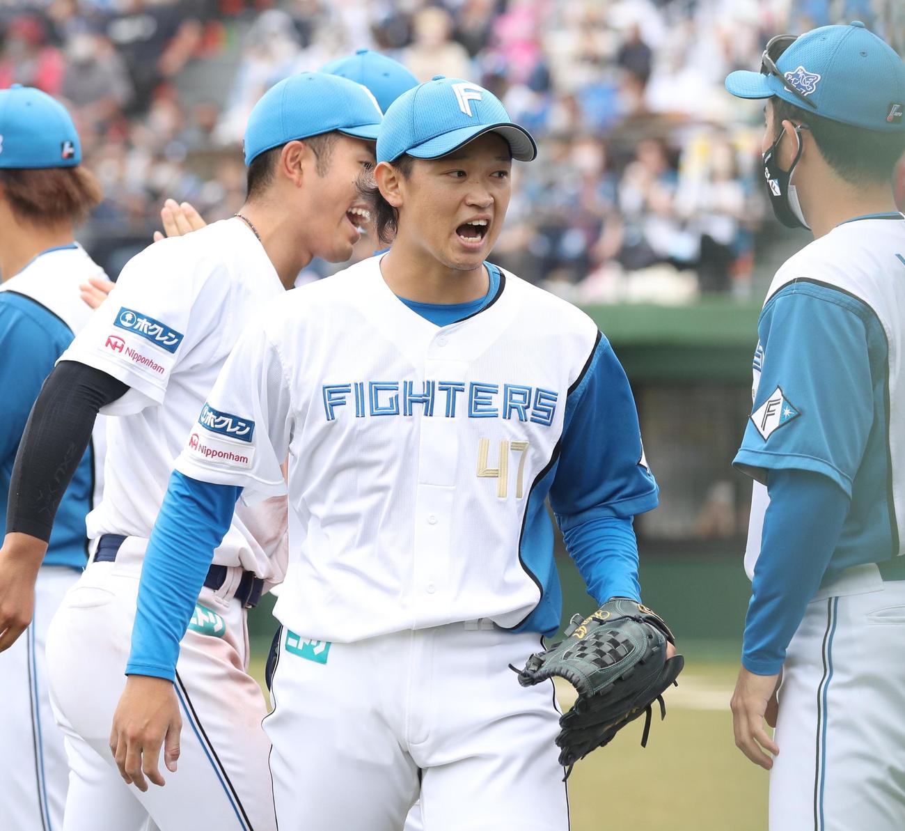 日本ハム対オリックス　4回表オリックス2死満塁、福田を三振にとり叫ぶ鈴木（撮影・黒川智章）