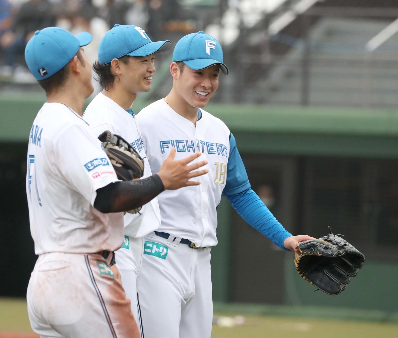日本ハム対オリックス　5回表オリックス2死満塁、途中登板しピンチをしのいだ吉田（右）を出迎える鈴木（中央）（撮影・黒川智章）