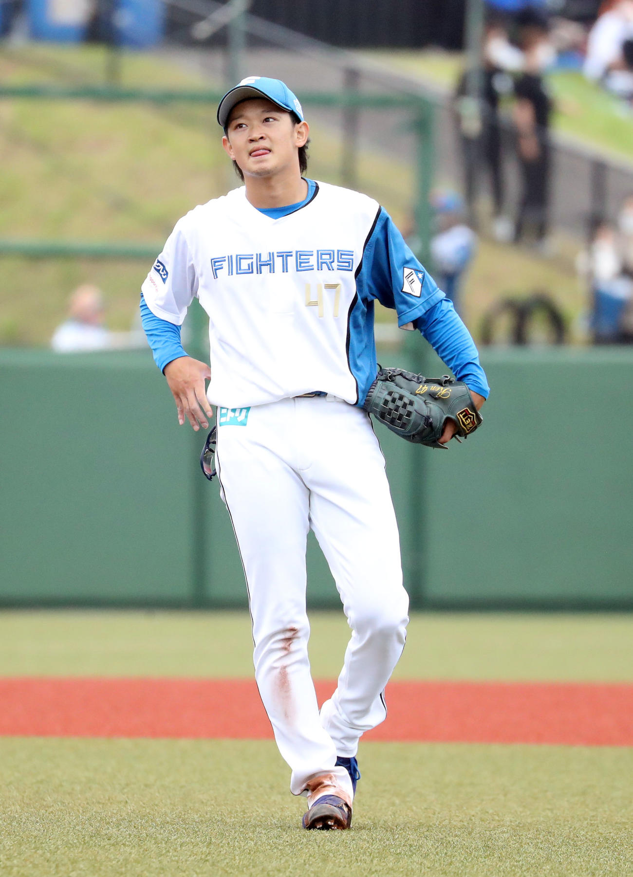 日本ハム対オリックス　降板を告げられ悔しそうな表情を見せる鈴木（撮影・佐藤翔太）