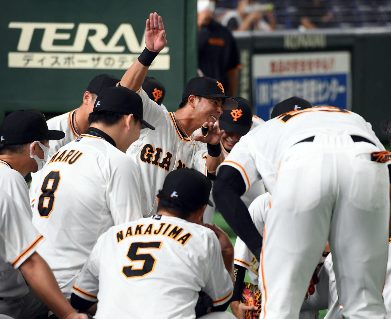 巨人対中日　試合前、円陣でナインを盛り上げる巨人湯浅大（撮影・たえ見朱実）