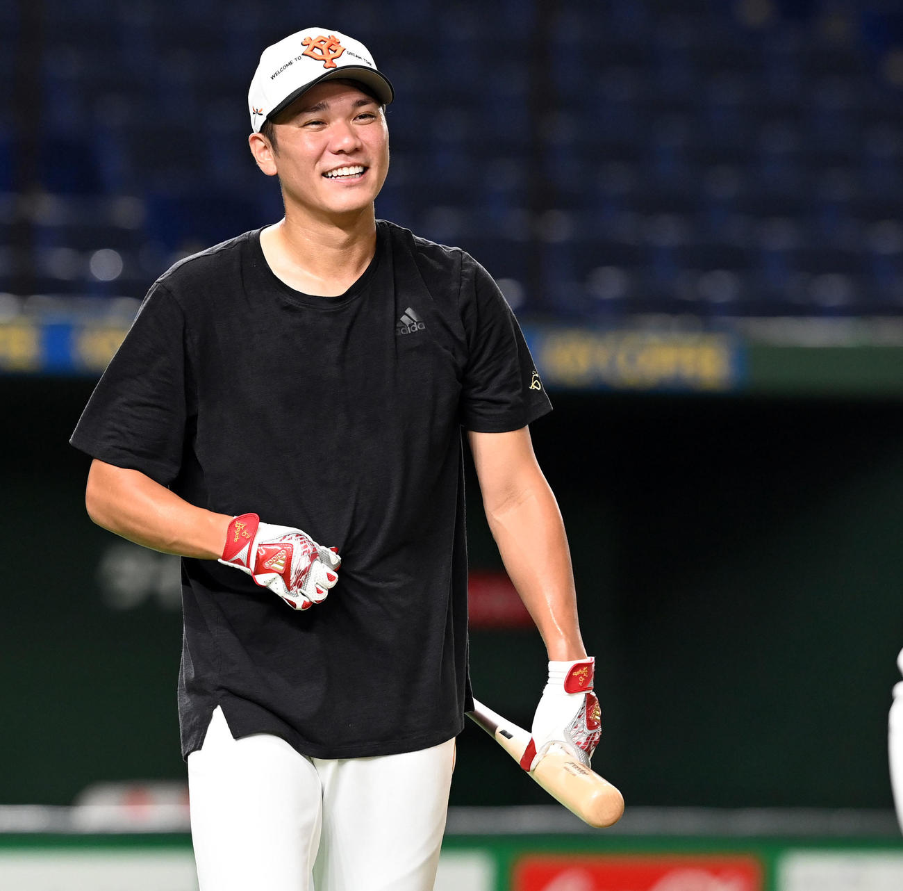 巨人対中日　練習中、笑顔を見せる巨人坂本（撮影・たえ見朱実）