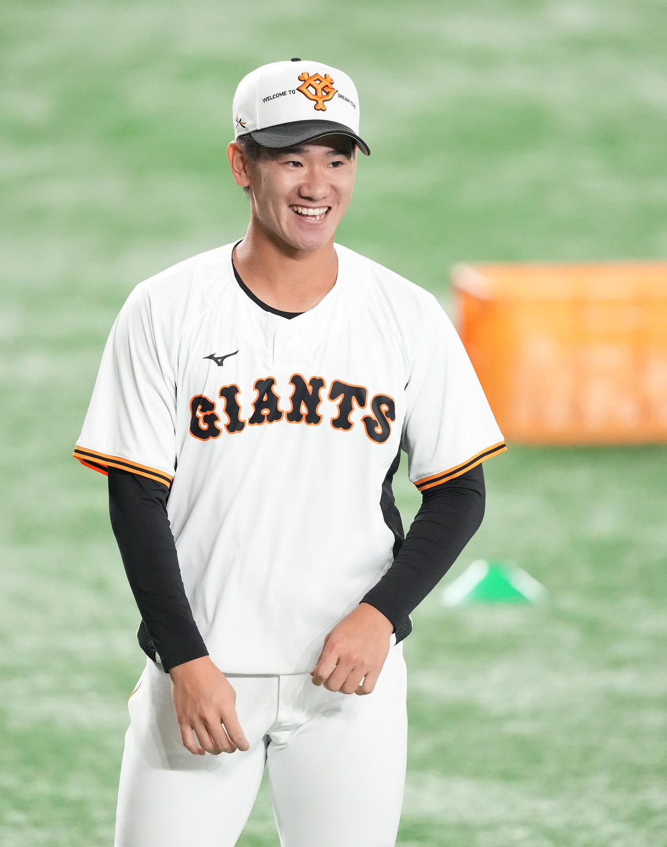 巨人対中日　試合前練習で笑顔の巨人井上（撮影・鈴木みどり）