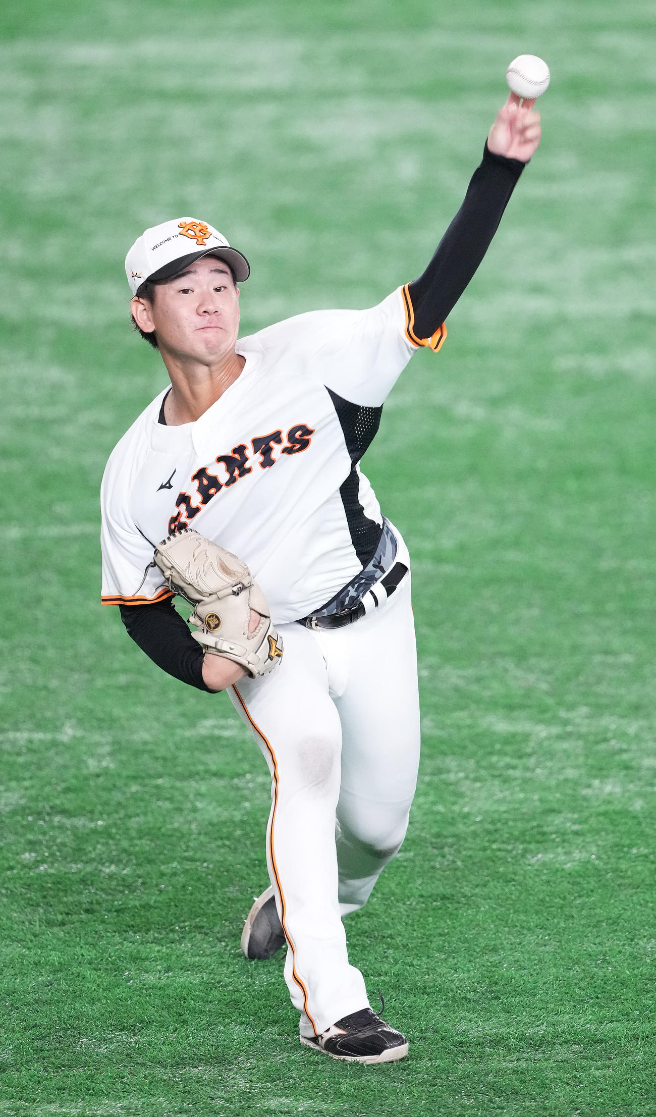 巨人対中日　試合前練習でキャッチボールする巨人井上（撮影・鈴木みどり）