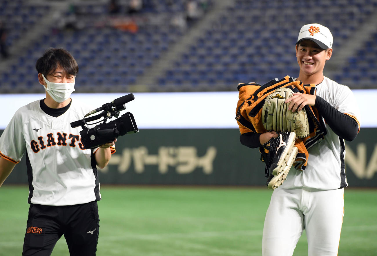 巨人対中日　練習中、笑顔を見せる巨人井上（撮影・たえ見朱実）