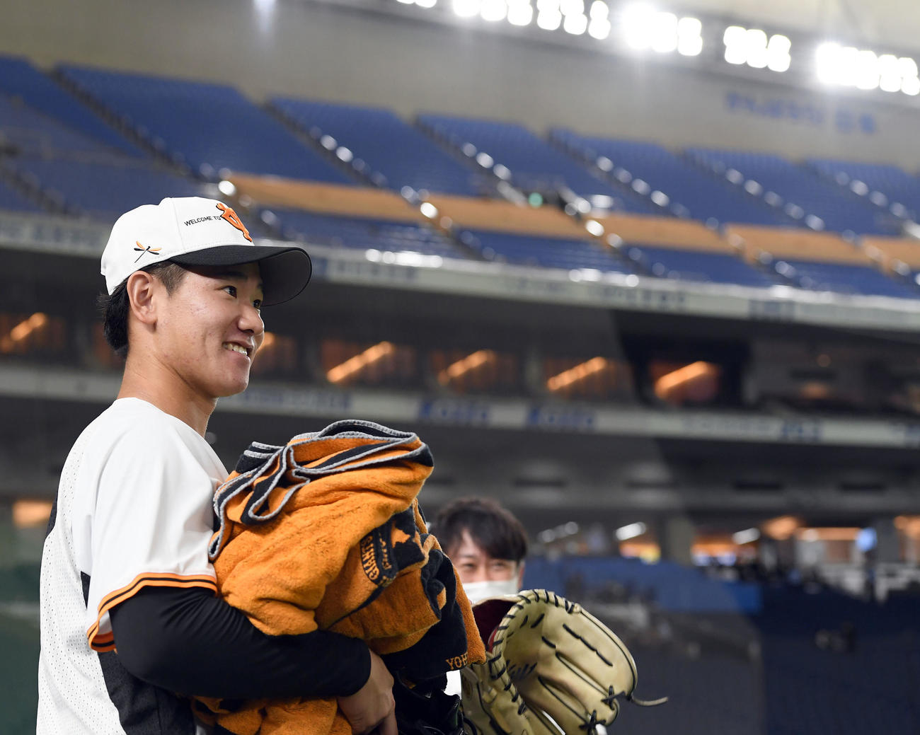 巨人対中日　練習中、笑顔を見せる巨人井上（撮影・たえ見朱実）