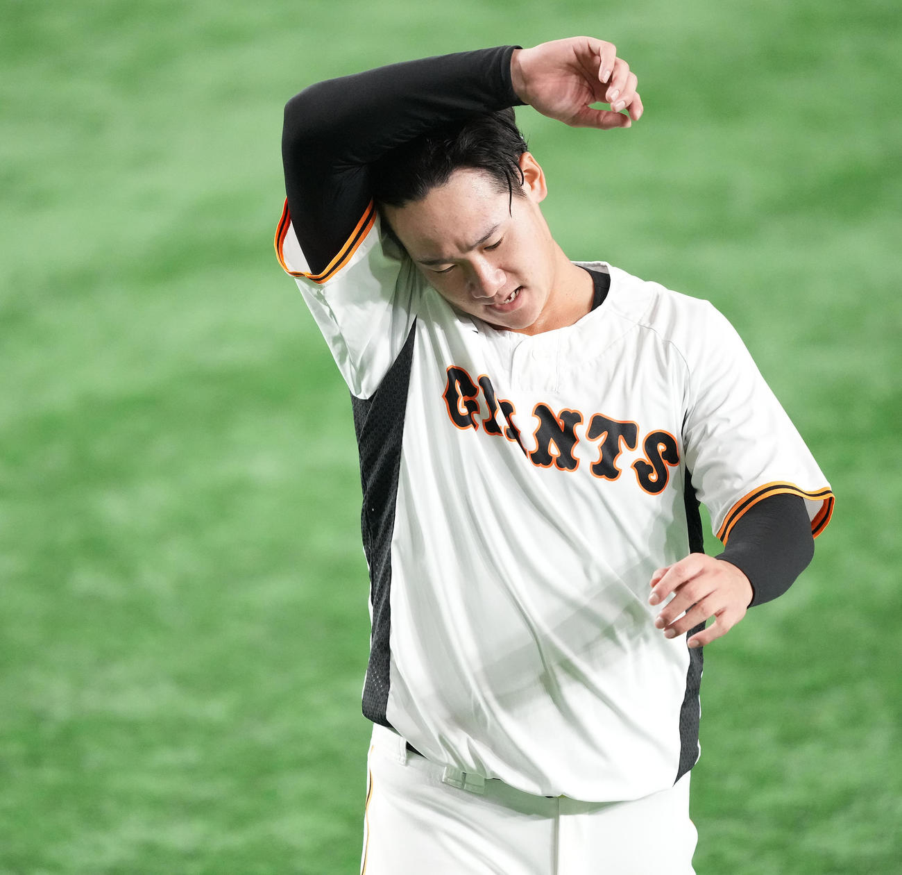巨人対中日　試合前練習で汗をぬぐう巨人井上（撮影・鈴木みどり）