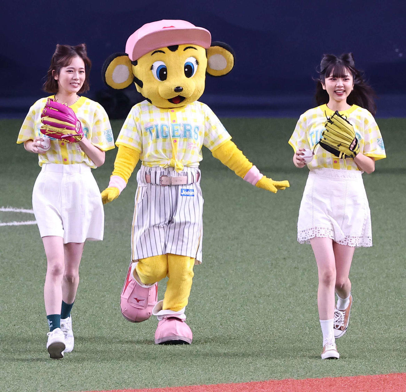阪神対DeNA　ファーストピッチセレモニーをつとめた川口葵（左）と高梨優佳（撮影・上田博志）