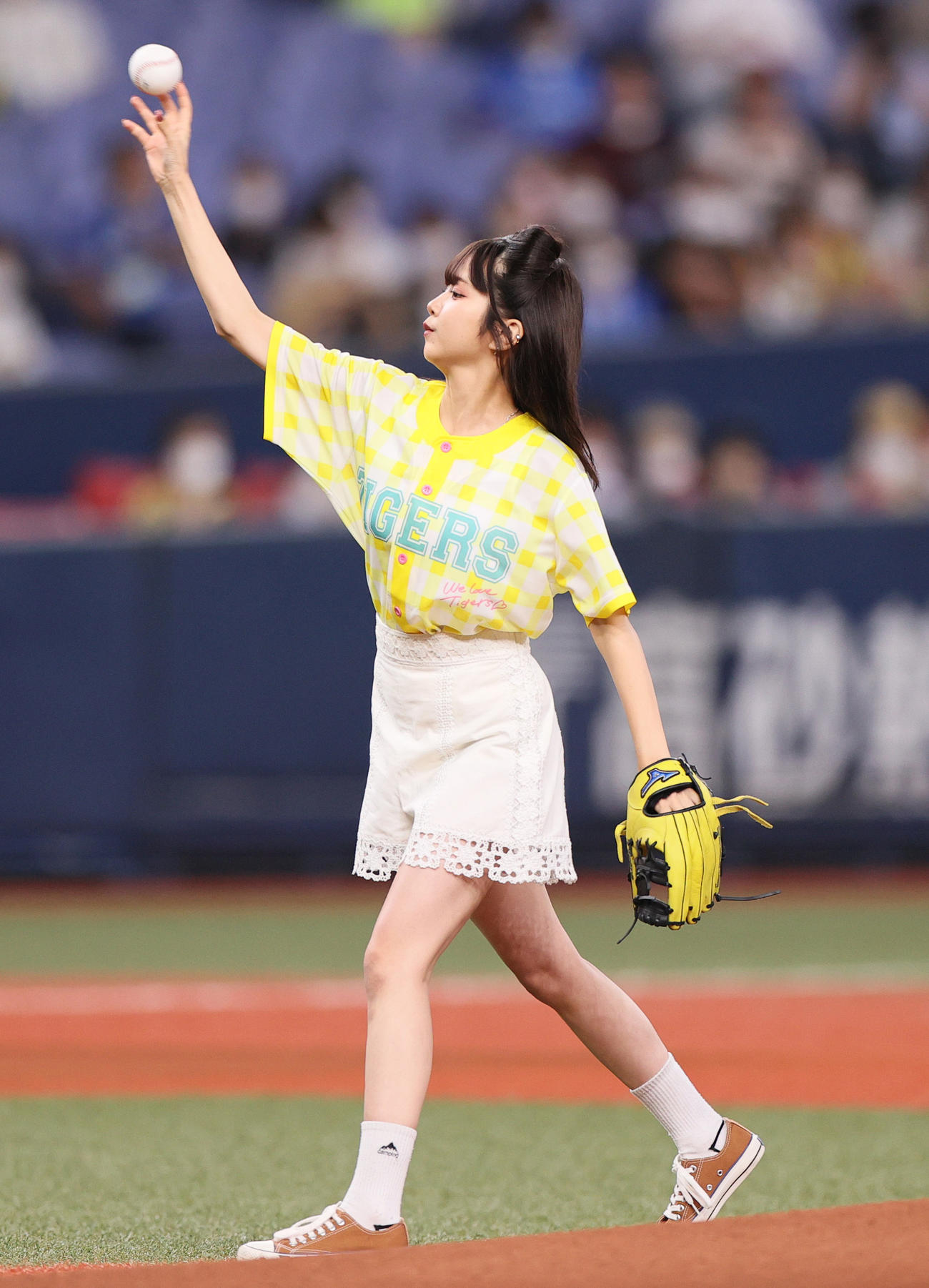 阪神対DeNA　「TORACO DAY」でファーストピッチを行うモデルの高梨優佳（撮影・上山淳一）