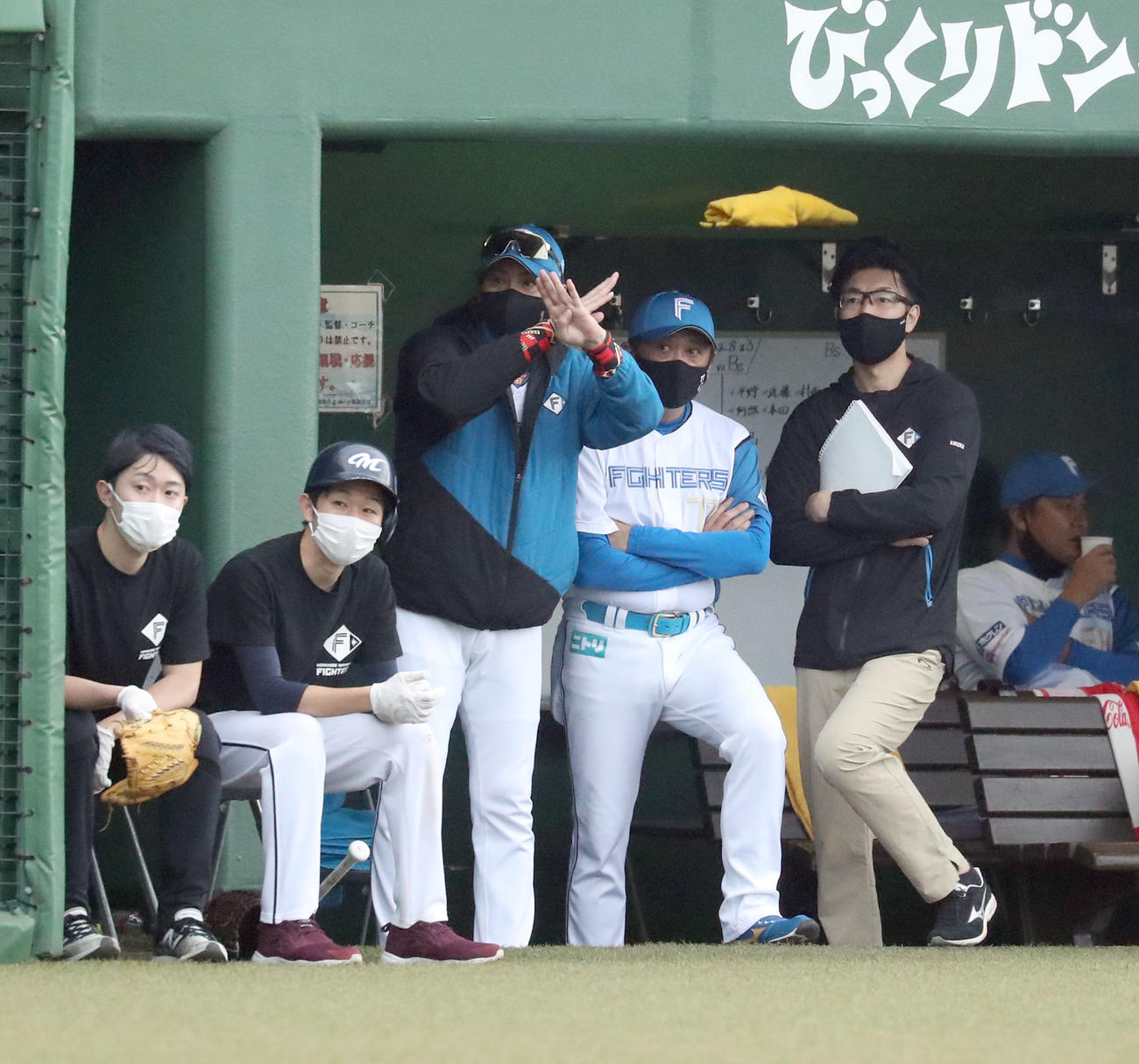 日本ハム対オリックス　7回裏終了後、日没コールドの協議を終えた審判団に向かってバツポーズをする新庄監督（中央）（撮影・佐藤翔太）