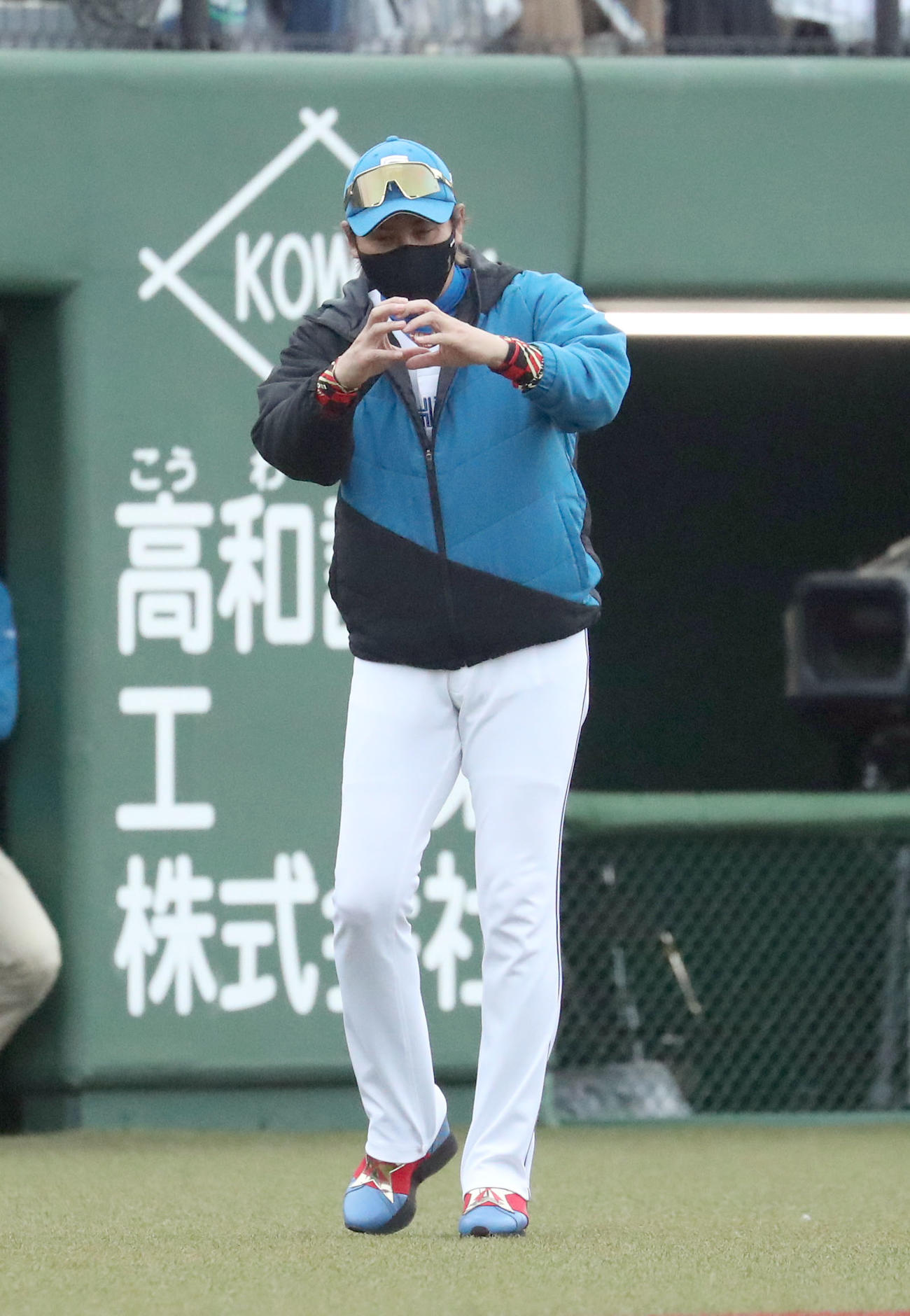 日本ハム対オリックス　ジェスチャーをする新庄監督（撮影・佐藤翔太）