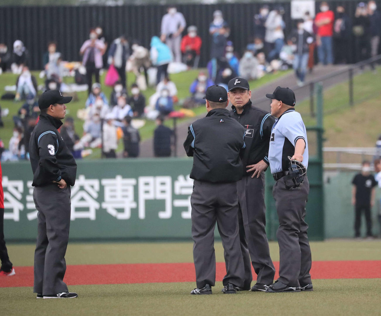 日本ハム対オリックス　7回裏終了後、試合続行について協議する審判団（撮影・黒川智章）