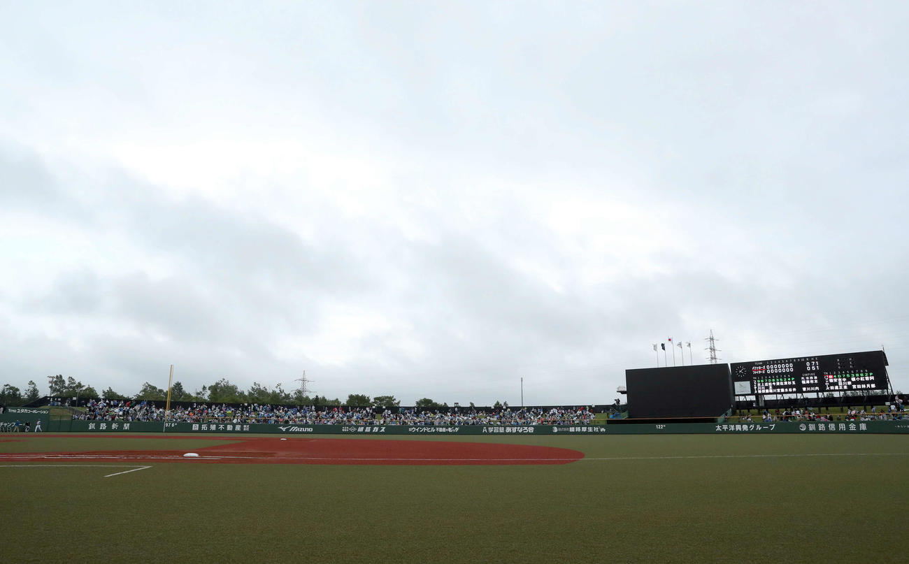 日本ハム対オリックス　7回日没コールドで引き分けに終わった釧路市民球場（撮影・佐藤翔太）