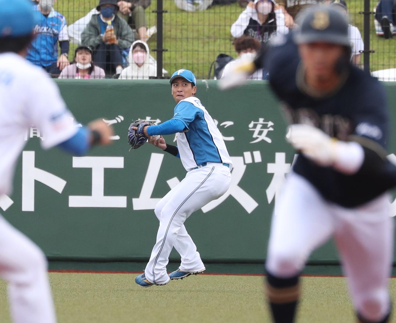 日本ハム対オリックス　3回表オリックス1死満塁、中川圭の右飛で古川裕がタッチアップした福田を本塁で補殺する（撮影・黒川智章）