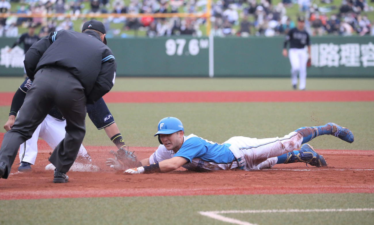 日本ハム対オリックス　5回裏日本ハム1死、右前打を放ち守備が乱れる間に三塁に進んだ杉谷はオーバーランしアウト（撮影・黒川智章）