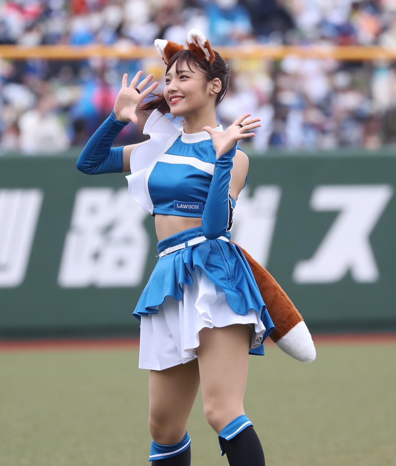日本ハム対オリックス　「きつねダンス」を踊るファイターズガール（撮影・黒川智章）