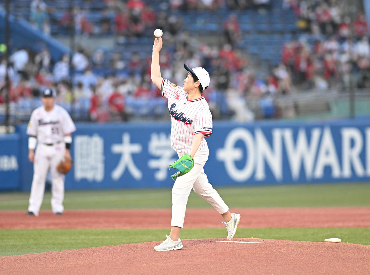 ヤクルト対広島　始球式で投球する小池百合子都知事（撮影・滝沢徹郎）