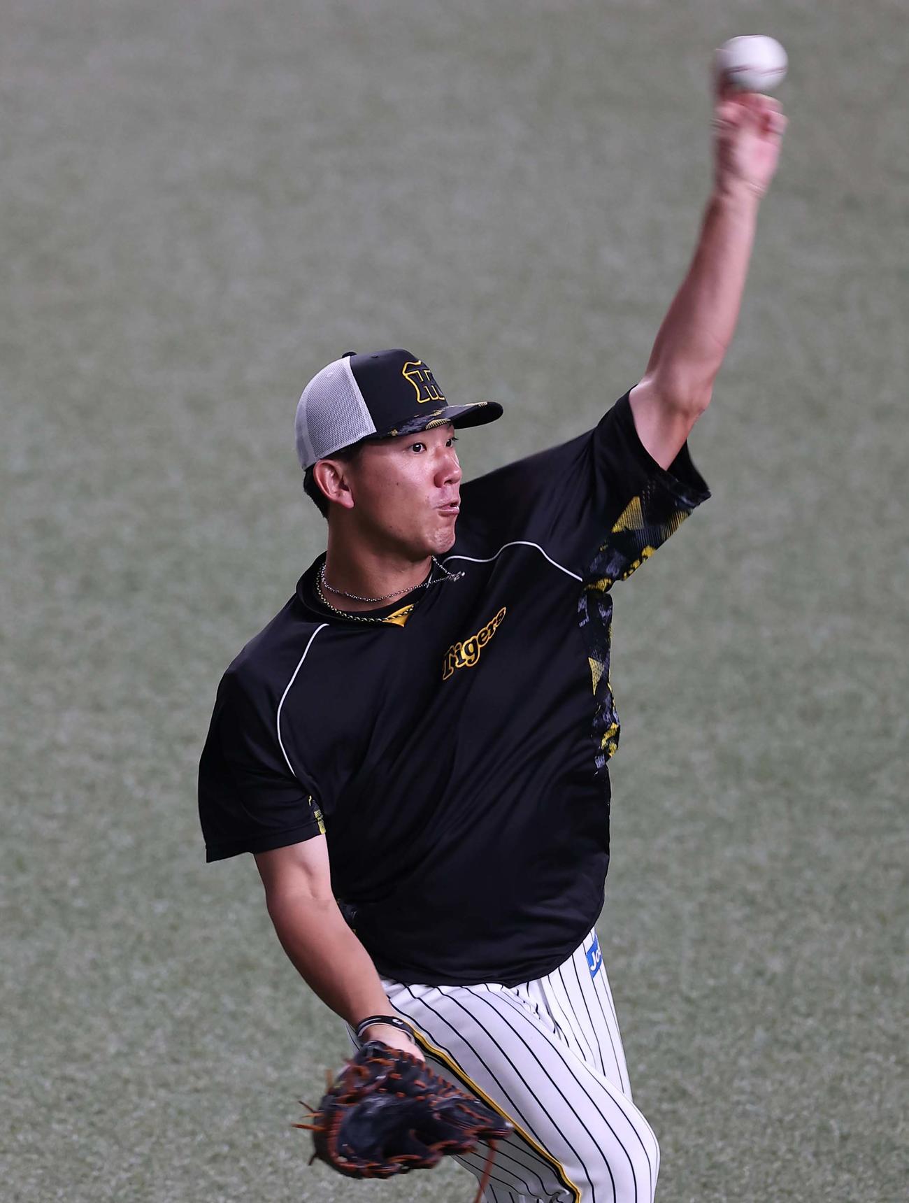 阪神対DeNA　キャッチボールで調整する伊藤将（撮影・上田博志）