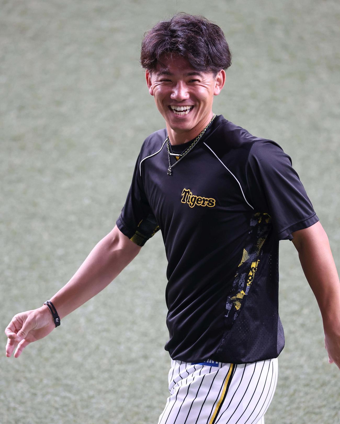 阪神対DeNA　笑顔を見せる伊藤将（撮影・上田博志）