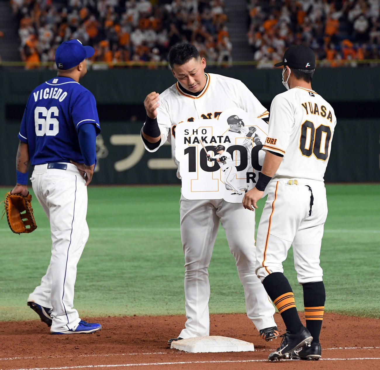 巨人対中日　5回裏巨人2死一、二塁、左前適時打を放ちプロ通算1000打点を達成した中田（撮影・たえ見朱実）