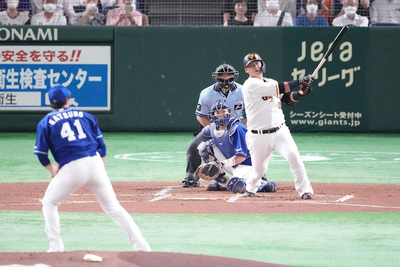 巨人対中日　1回裏巨人2死一塁、先制の左適時二塁打を放つ中田。投手勝野（撮影・鈴木みどり）