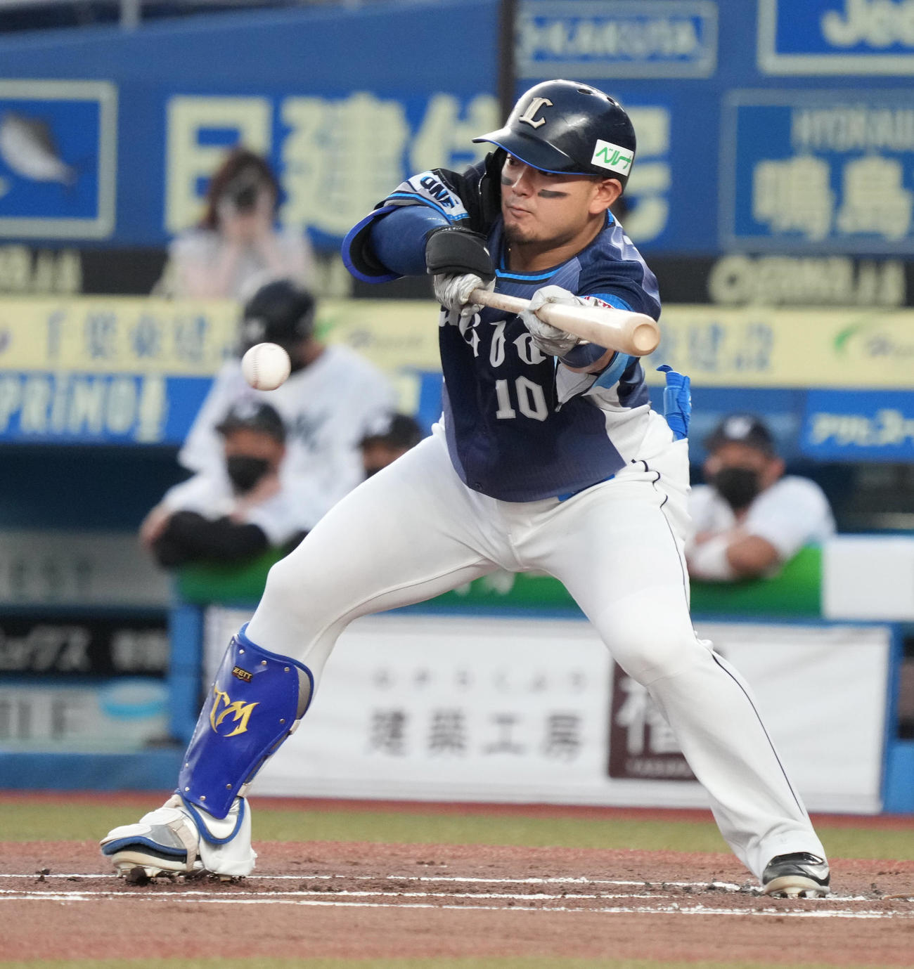 ロッテ対西武　1回表西武無死一、二塁、森は投前に送りバントを決める（撮影・小沢裕）