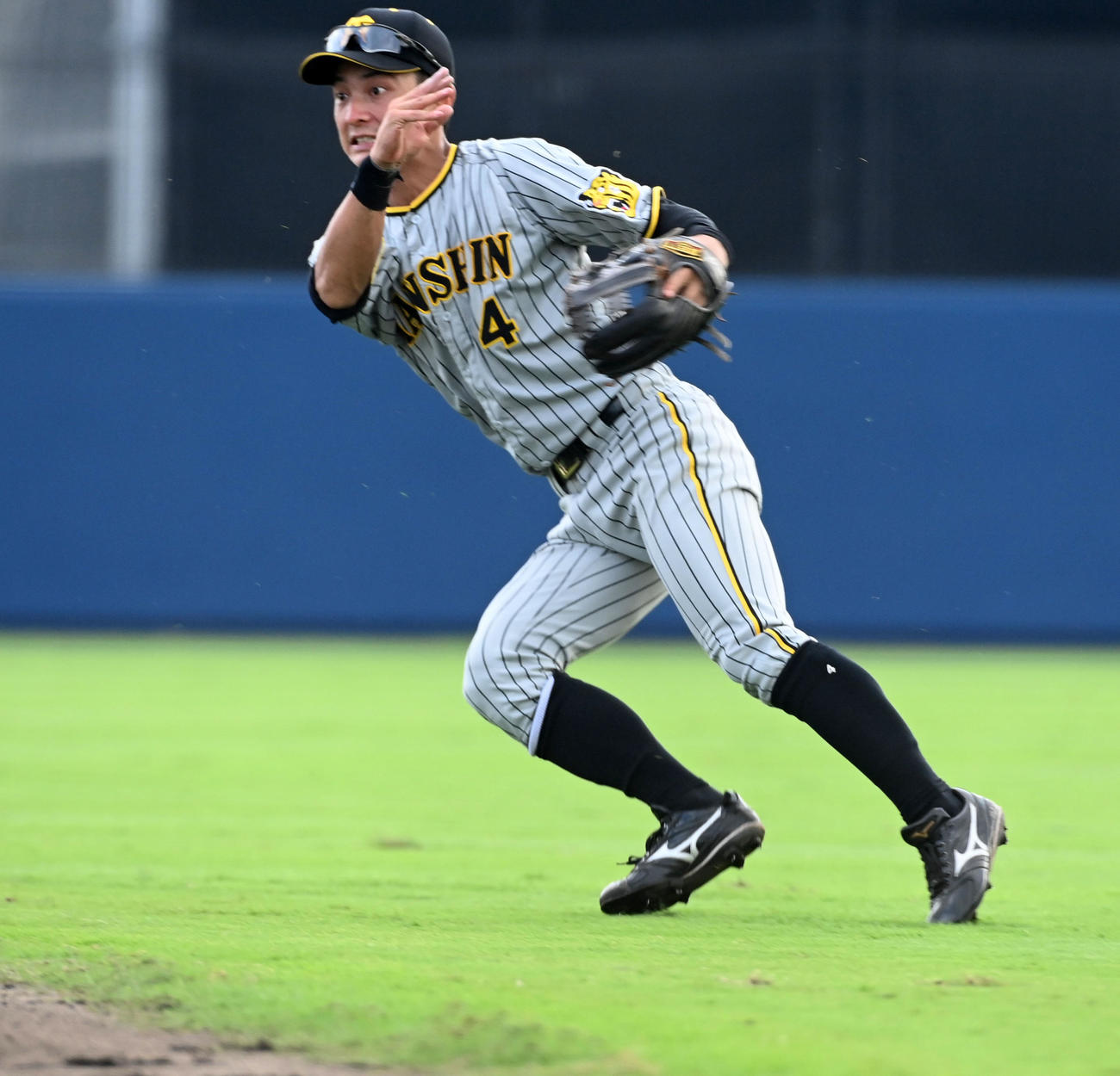 オリックス対阪神　8回裏オリックス2死、野口の二塁ゴロを好捕した熊谷（撮影・前岡正明）