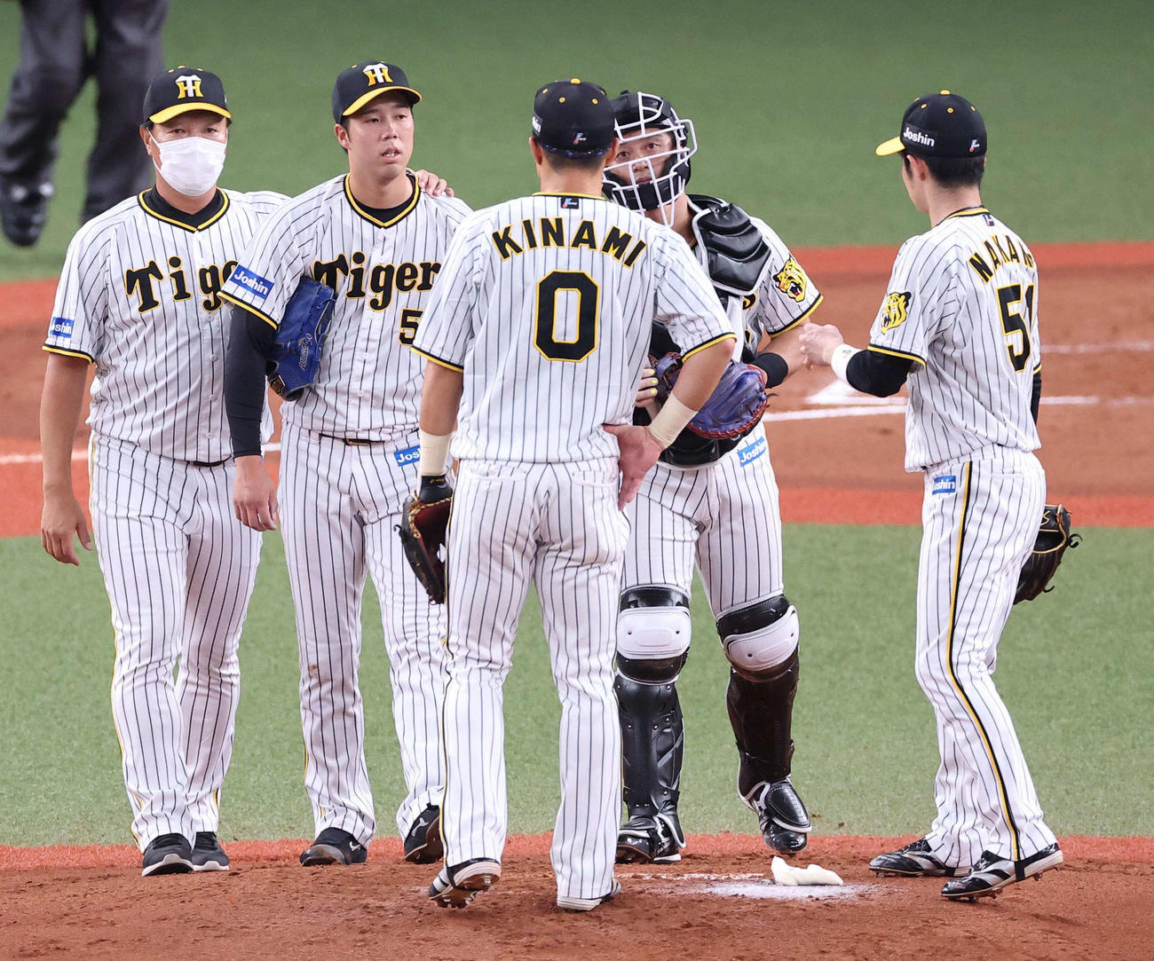 阪神対DeNA 2回、失点した青柳（左から2人目）は福原コーチに声を掛けられる（撮影・上田博志）