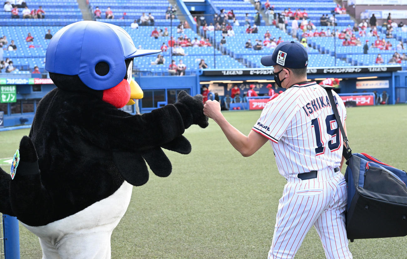 ヤクルト対広島　試合前につば九郎とタッチを交わすヤクルト石川（撮影・滝沢徹郎）