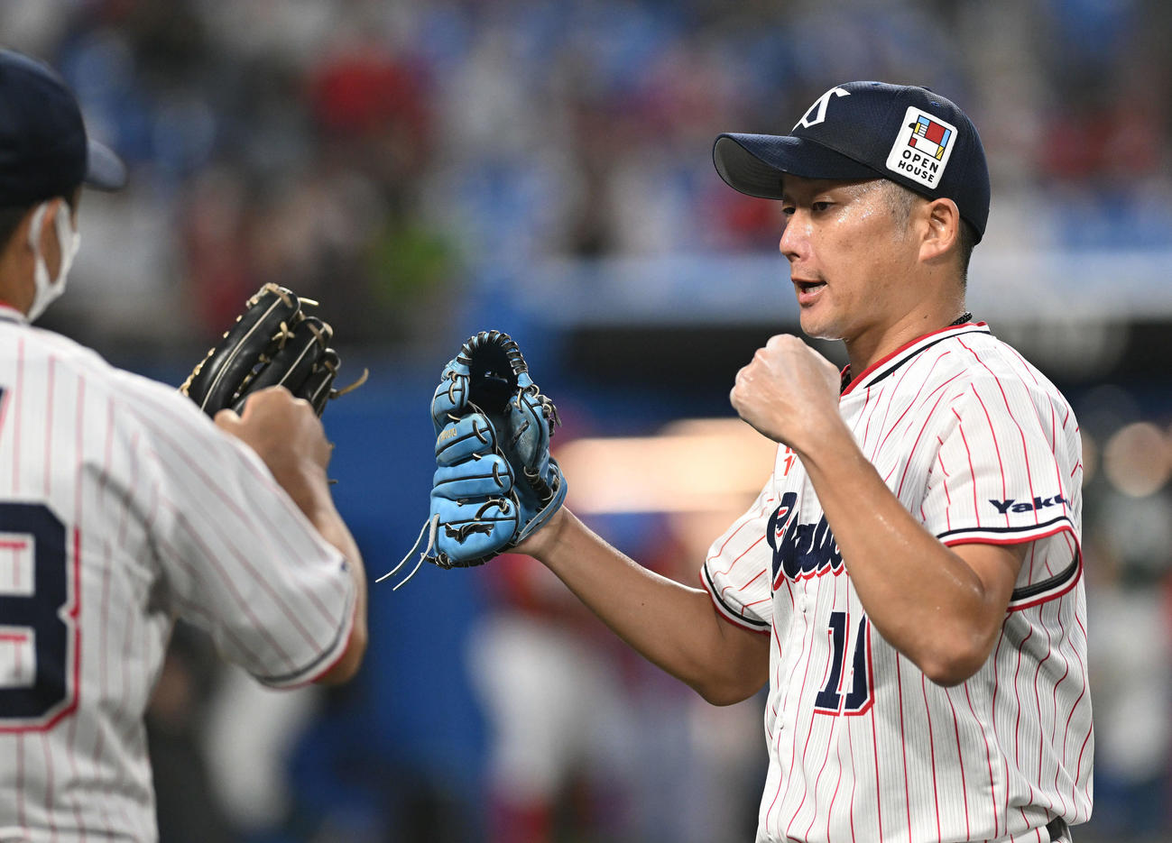 ヤクルト対広島　2回を投げ終えチームメートとタッチを交わすヤクルト先発の石川（撮影・滝沢徹郎）