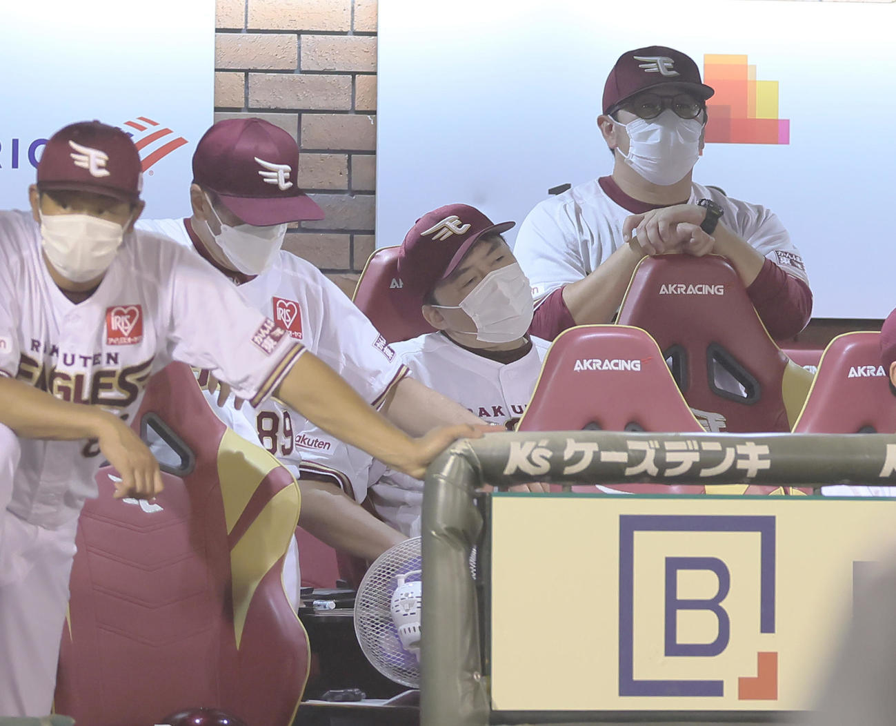 楽天対ソフトバンク　ベンチで首をかしげる楽天石井GM兼監督（右から2人目）（撮影・足立雅史）