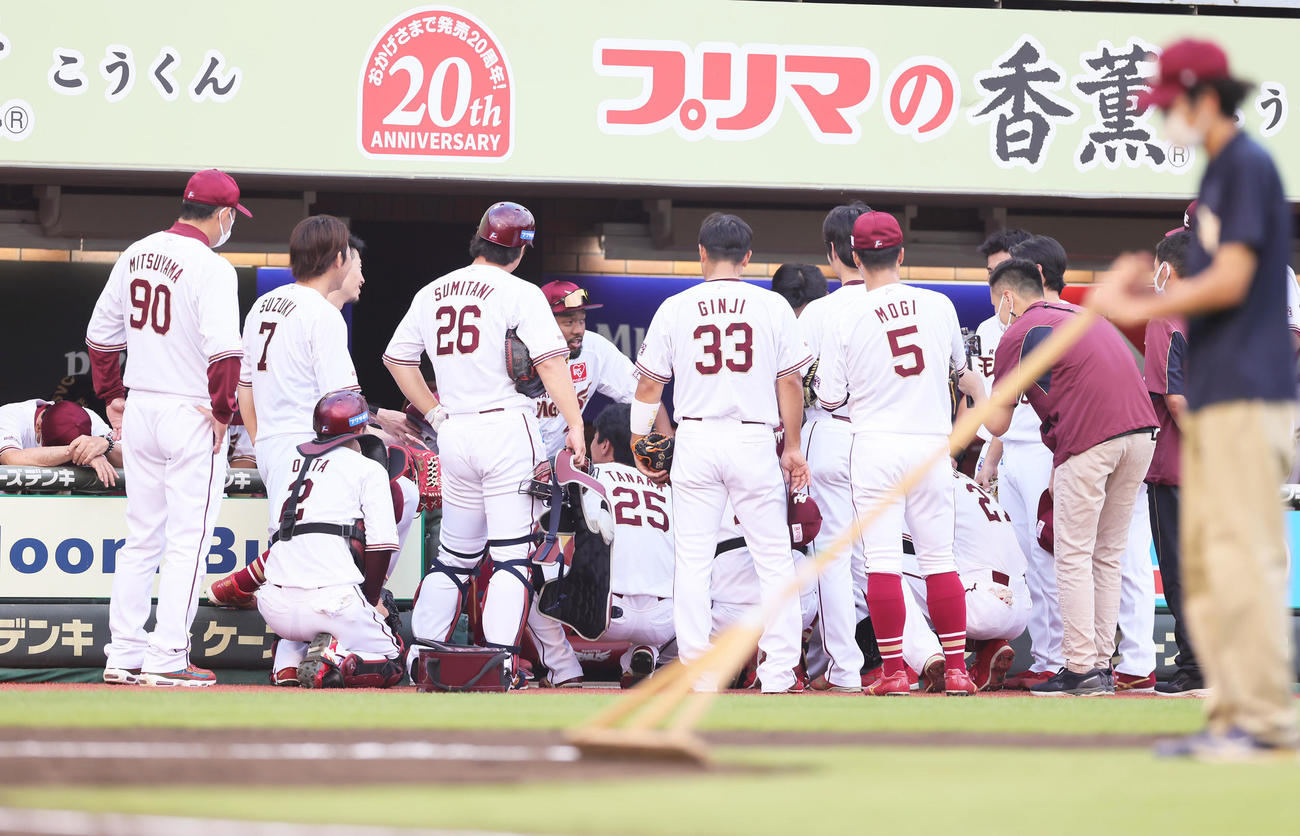 試合前、円陣の中央で声出しをする楽天オコエ（撮影・足立雅史）