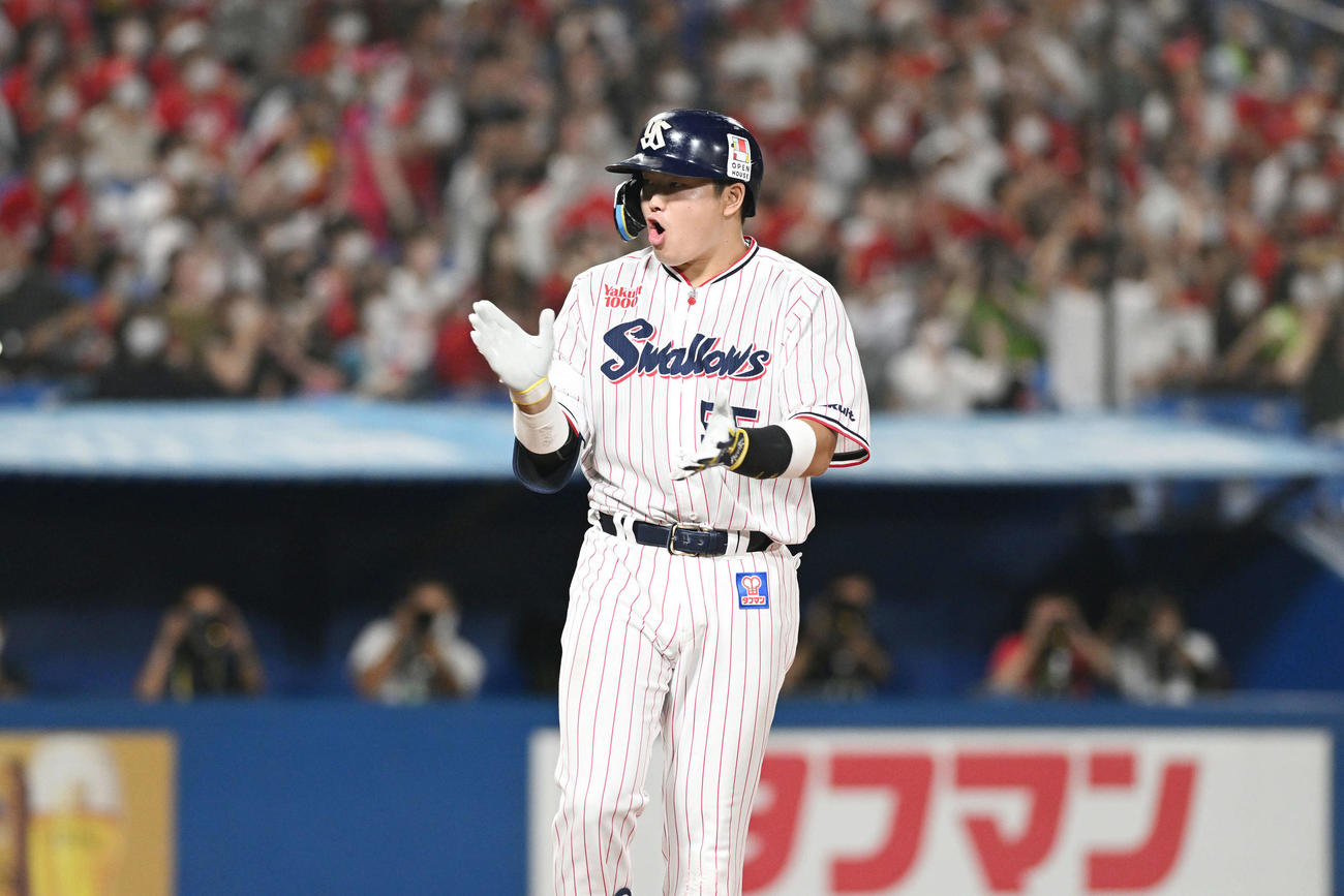 ヤクルト対広島　6回裏ヤクルト1死一、二塁、村上は3点本塁打を放ち雄たけびを上げる（撮影・滝沢徹郎）