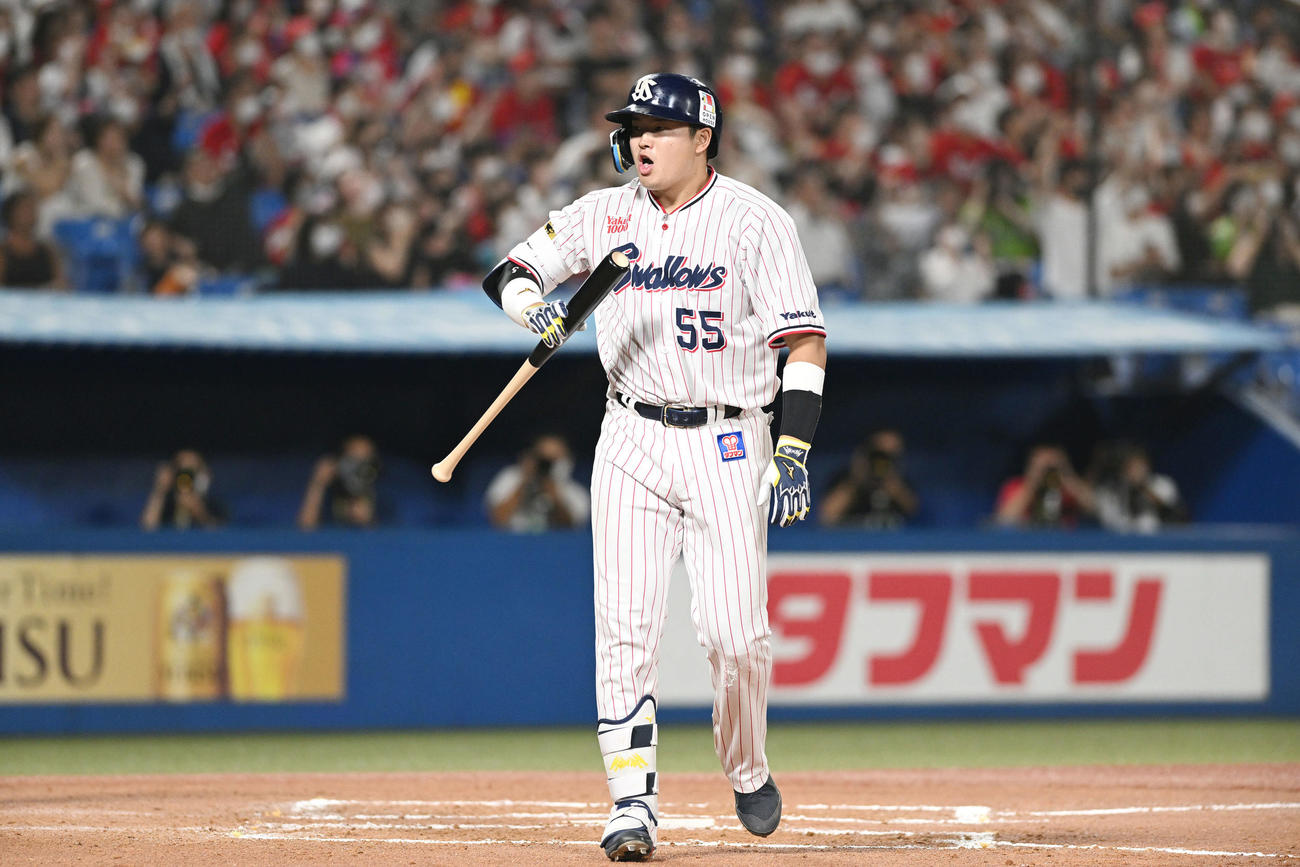 ヤクルト対広島　6回裏ヤクルト1死一、二塁、村上は3点本塁打を放ち気合の入った表情を見せる（撮影・滝沢徹郎）