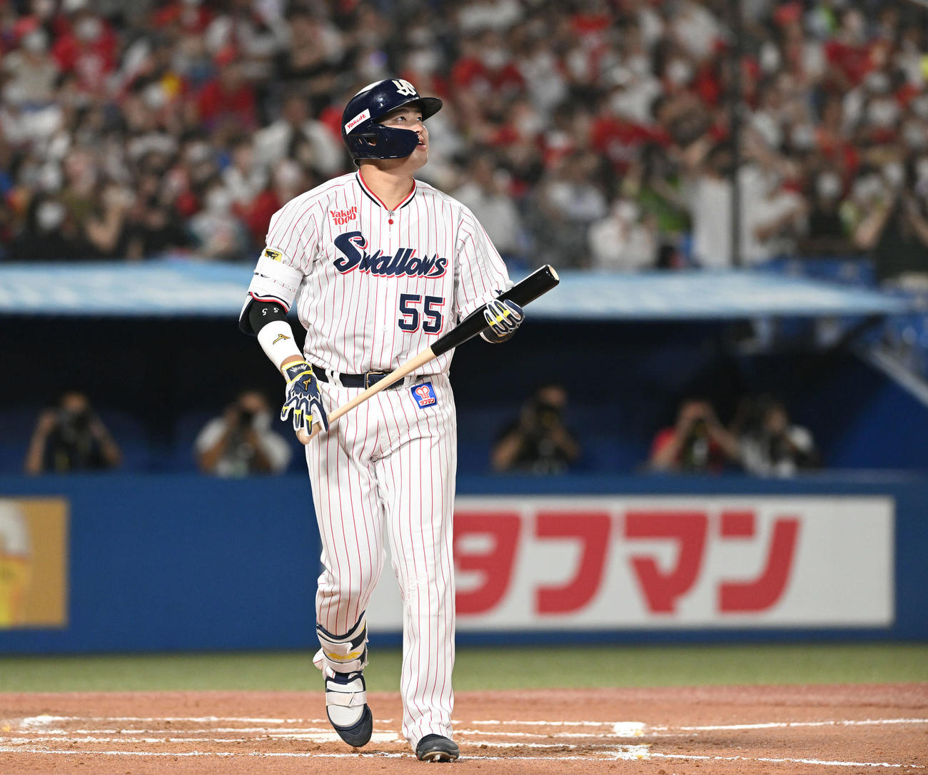 ヤクルト対広島　6回裏ヤクルト1死一、二塁、村上は3点本塁打の打球を見つめ歩き出す（撮影・滝沢徹郎）