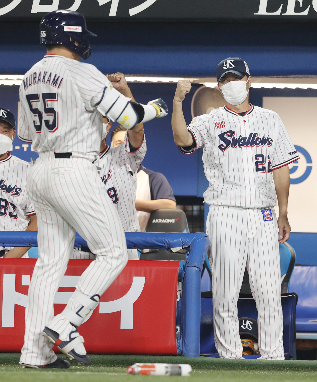 ヤクルト対広島　6回裏ヤクルト1死一、二塁、3点本塁打を放った村上（左）を迎える高津監督（撮影・狩俣裕三）
