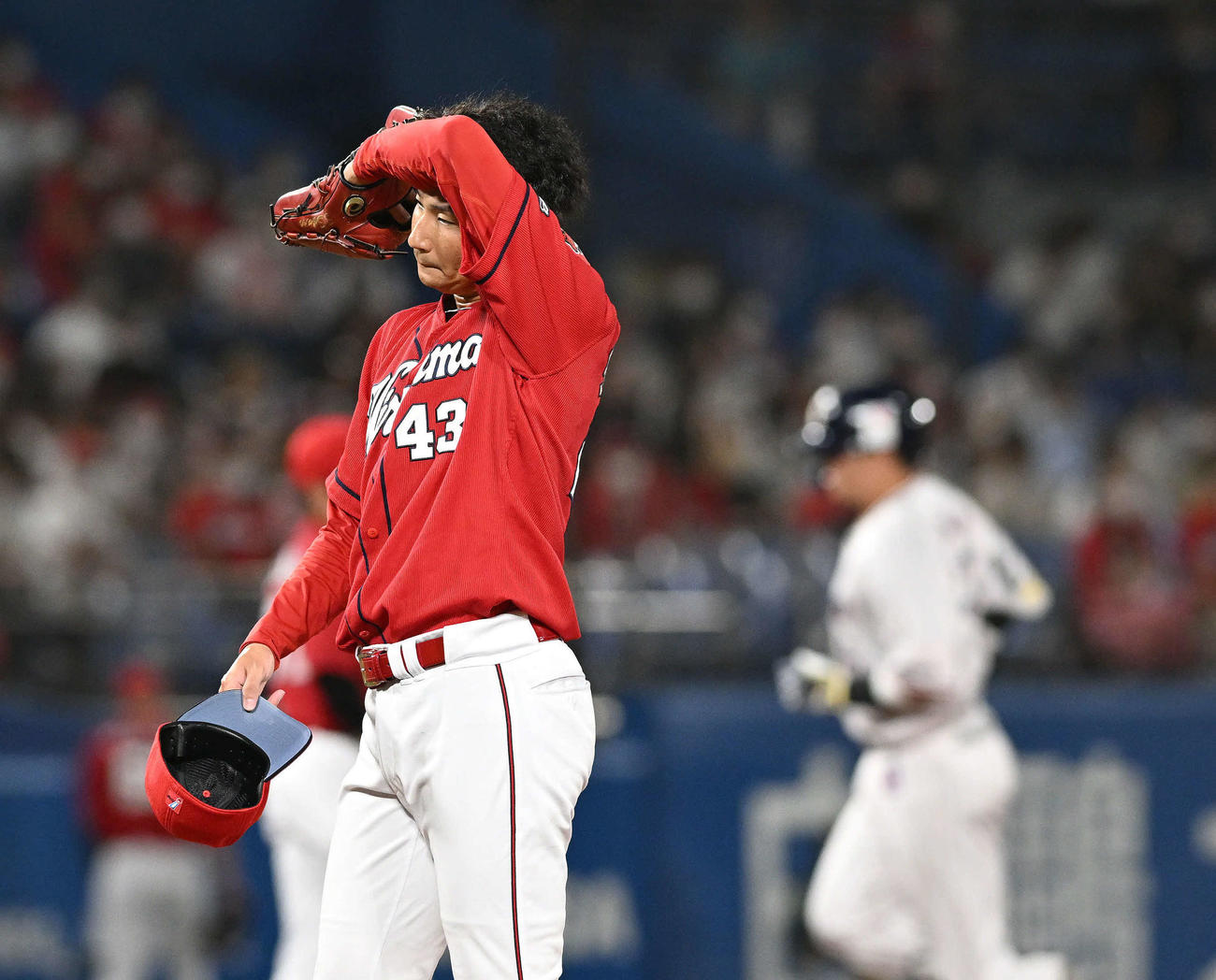 ヤクルト対広島　6回裏ヤクルト1死一、二塁、村上（奥）に3点本塁打を浴びる島内（撮影・滝沢徹郎）