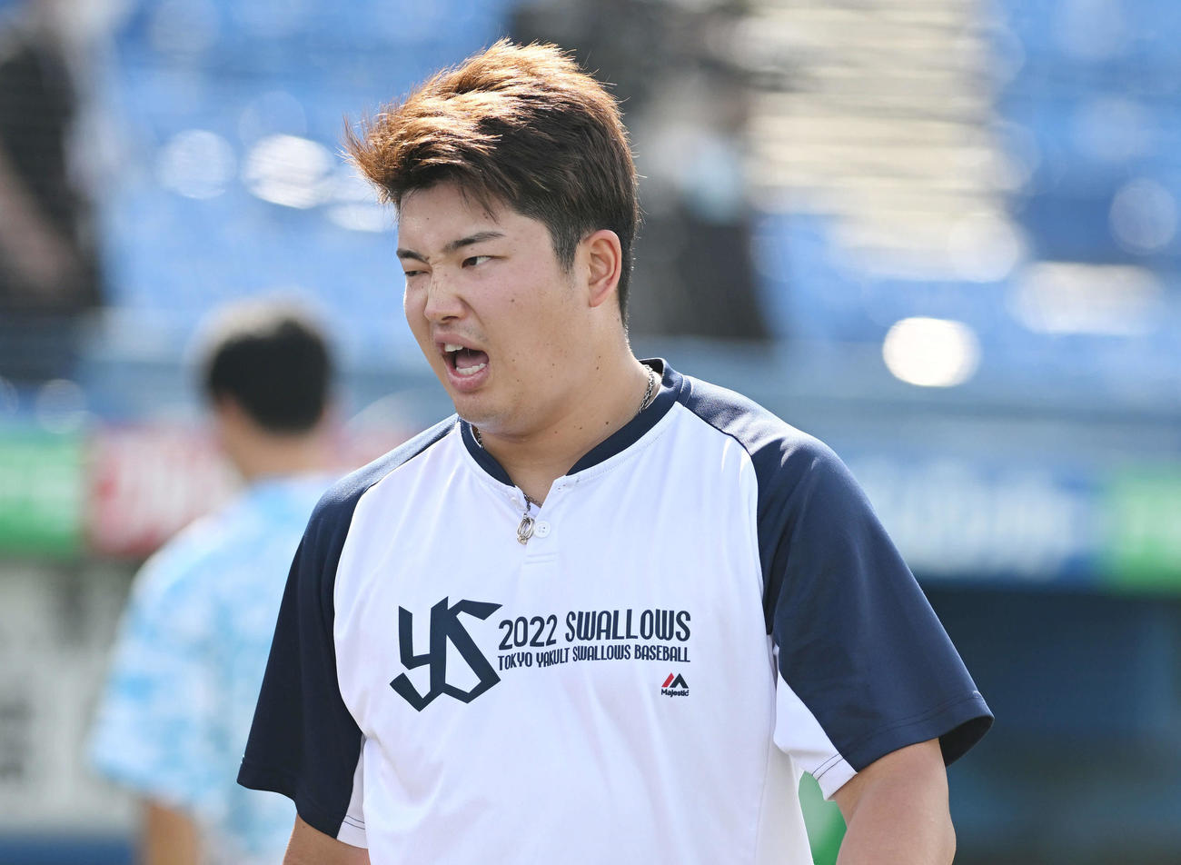 ヤクルト対広島　試合前練習で暑さに表情をゆがめるヤクルト村上（撮影・滝沢徹郎）