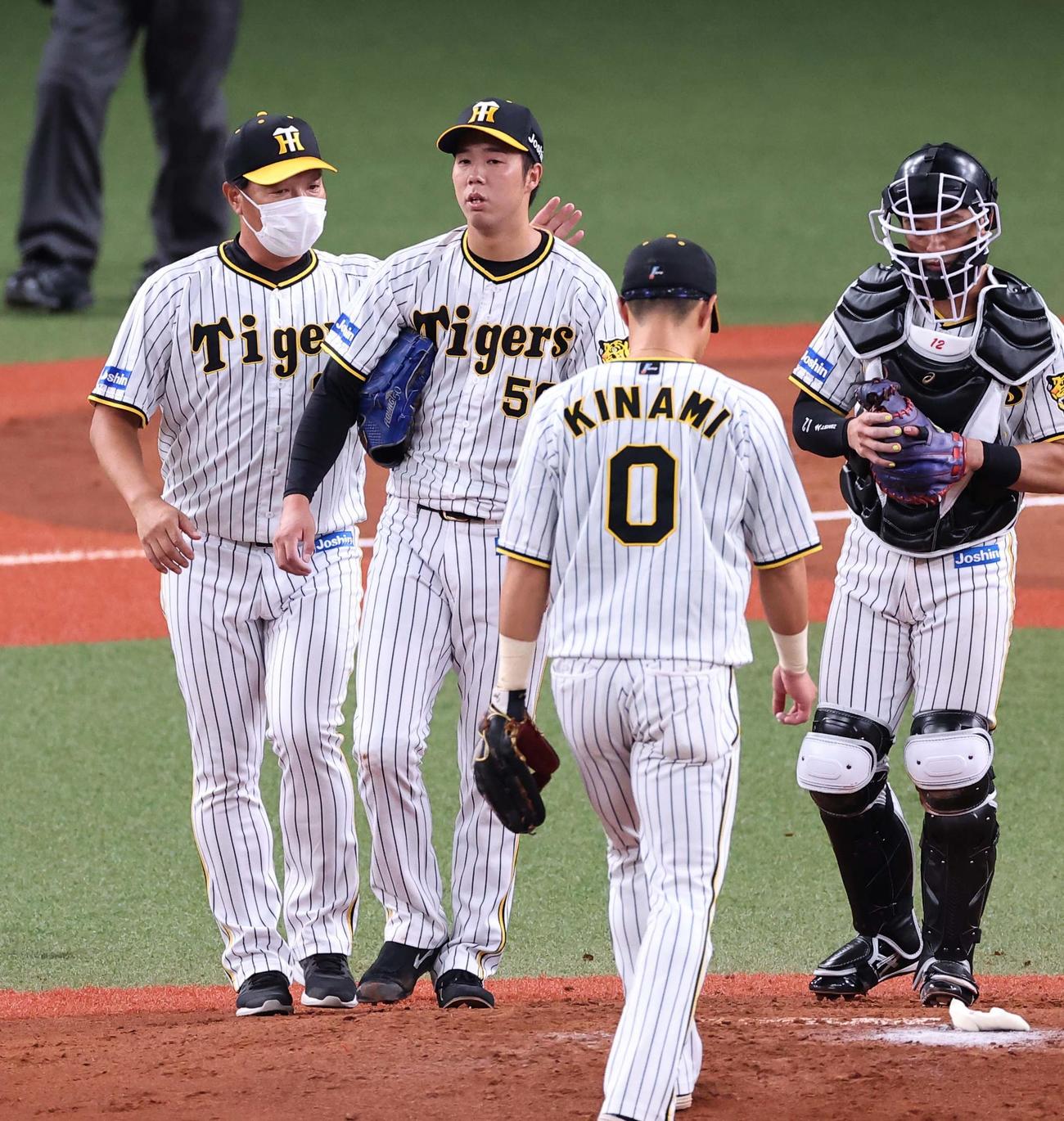 阪神対DeNA 2回、失点した青柳（左から2人目）は福原コーチに声を掛けられる（撮影・上田博志）
