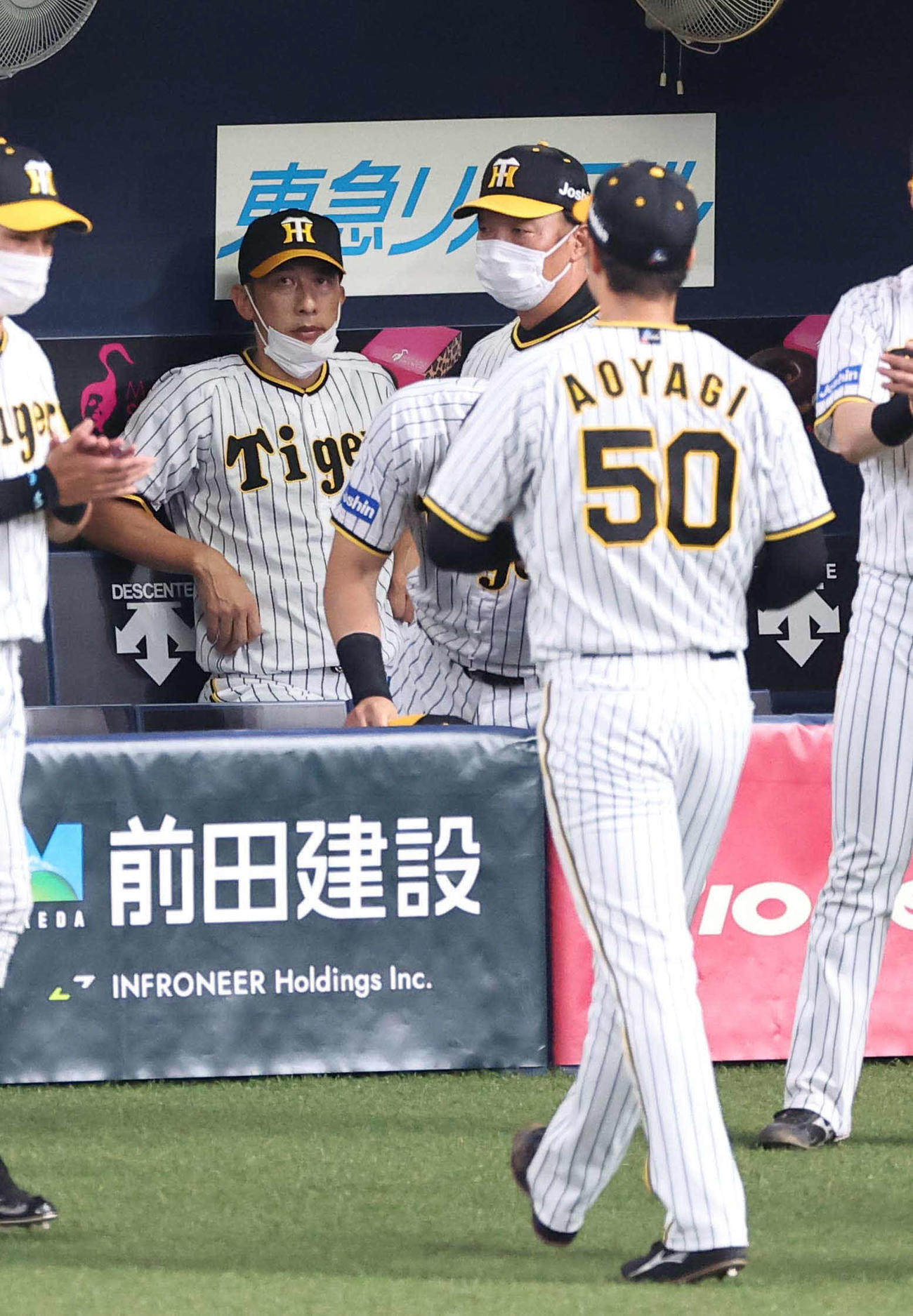阪神対DeNA　矢野監督（左）は厳しい表情でスコアボードを見つめる。右手前は青柳（撮影・上田博志）