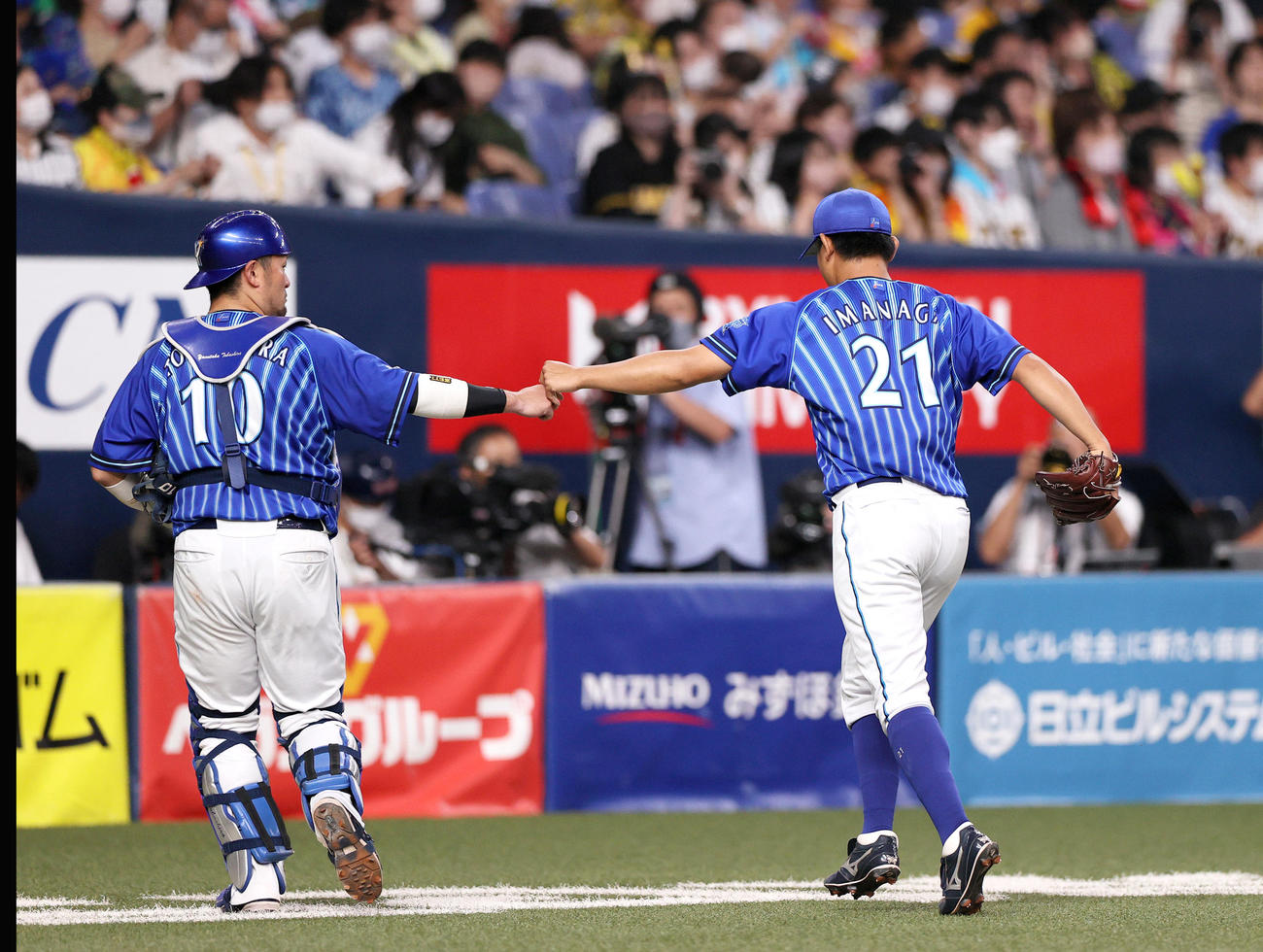 阪神対DeNA DeNA今永（右）は6回を終え捕手戸柱とグータッチベンチへ引き揚げる（撮影・上山淳一）