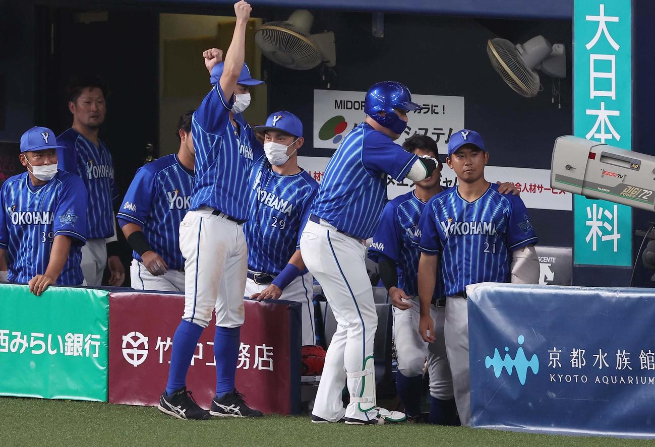 阪神対DeNA 9回表DeNA2死、佐野（右から2人目）は右中間へソロ本塁打を放ちカメラに向かってパフォーマンスをする（撮影・上田博志）