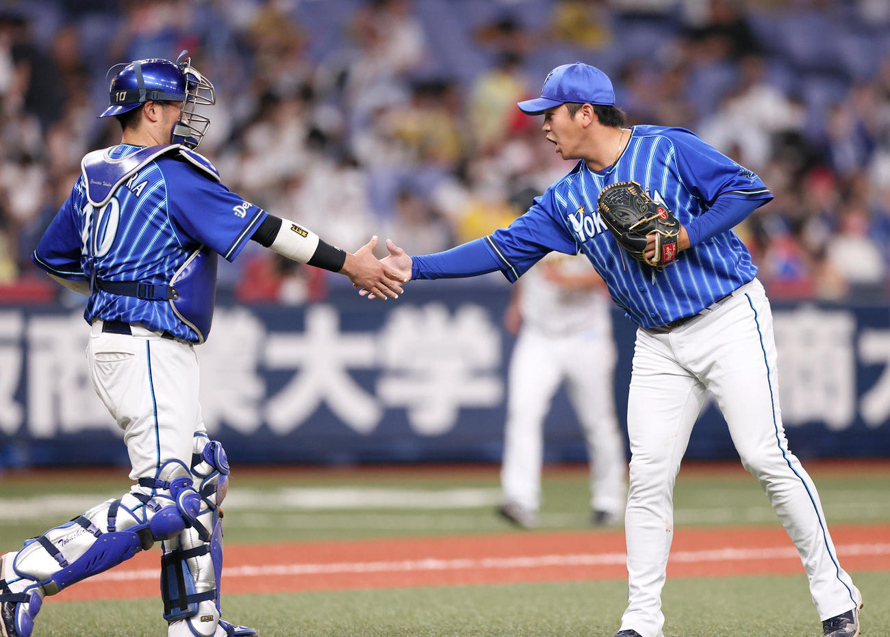 阪神対DeNA　試合を締めたDeNA山崎（右）は捕手戸柱と握手を交わす（撮影・上山淳一）