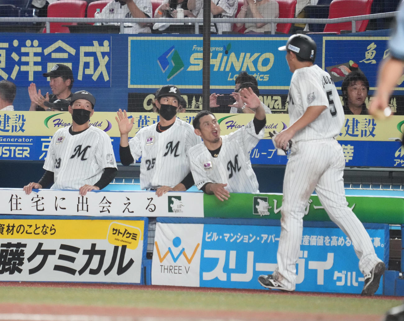 ロッテ対西武　6回裏ロッテ1死一、三塁、井上の2点右適時二塁打で生還した安田（右）はベンチのナインの祝福を受ける（撮影・小沢裕）