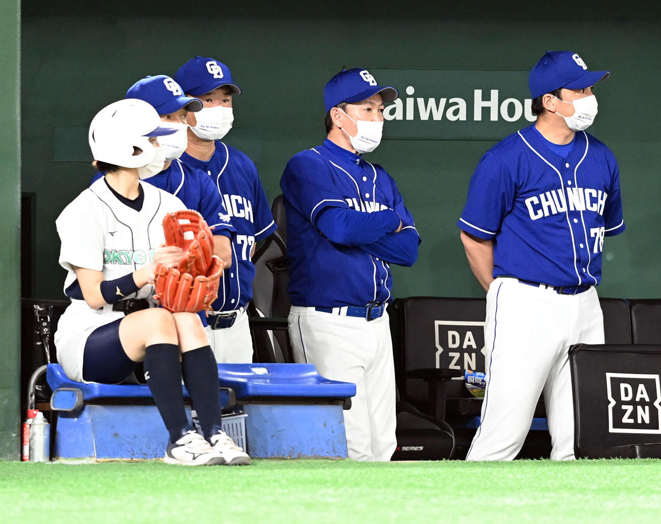巨人対中日　ベンチで厳しい表情を見せる中日立義監督（撮影・たえ見朱実）
