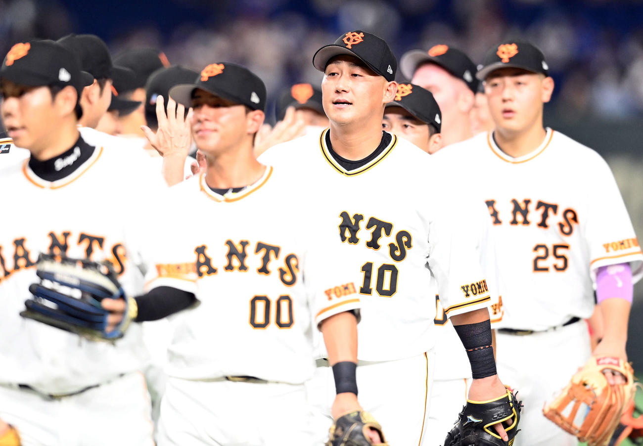 巨人対中日　中日に勝利し、笑顔でナインとハイタッチする巨人中田（撮影・たえ見朱実）